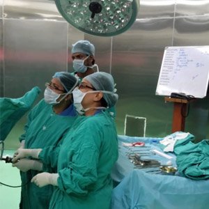 Dr Niti Kautish performing Laparoscopic Surgery