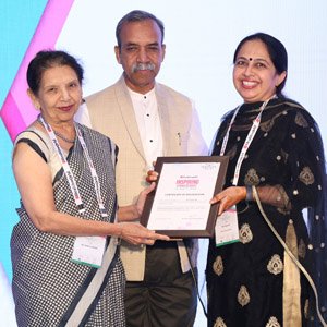 Dr Niti Kautish being awarded by Economic Times
