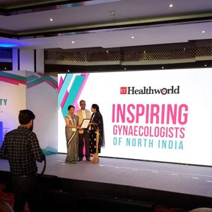 Dr Niti Kautish being awarded by Economic Times