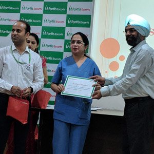 Dr Niti Kautish being felicitated by FD Mr Hardeep Singh Fortis Escorts